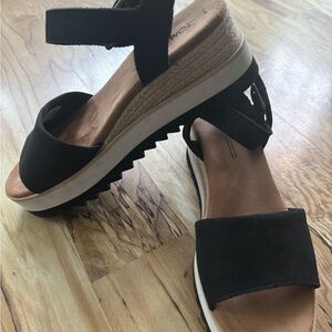 Tom wedge sandals black